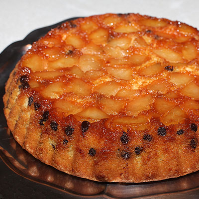 Gâteau au yaourt aux poires caramélisées et pépites de chocolat